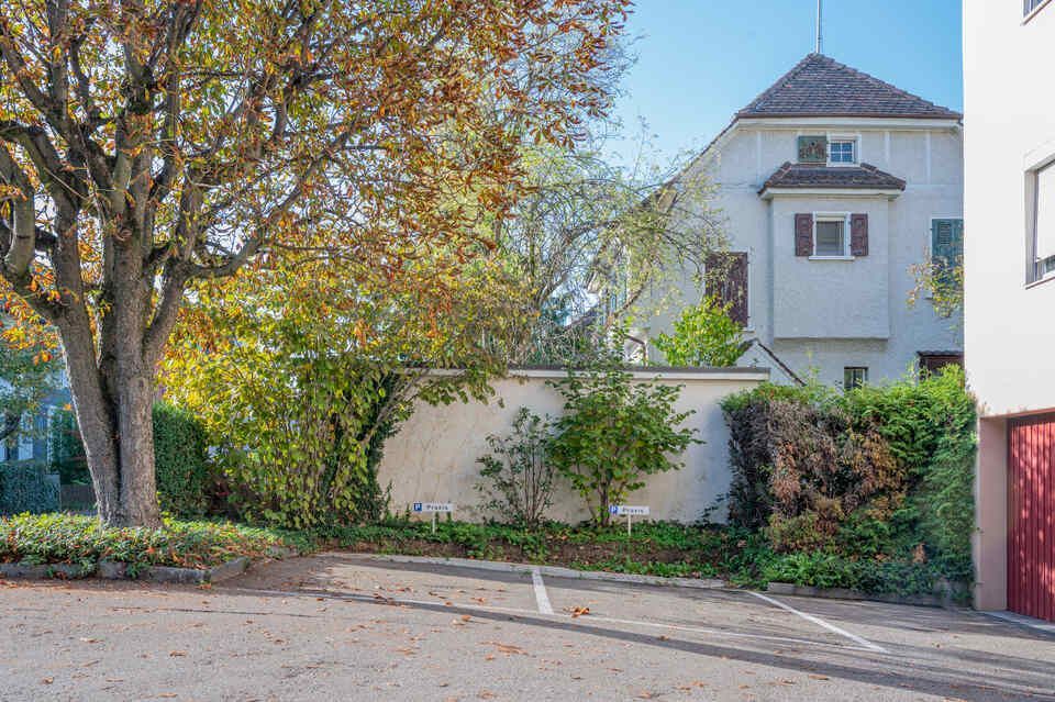 Physio-Parkallee GmbH - Parkplatz der Physiotherapiepraxis bei schönem Herbstwetter