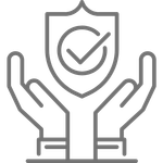 Un par de manos sosteniendo un escudo con una marca de verificación en él.