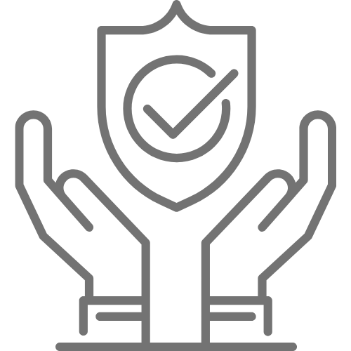Un par de manos sosteniendo un escudo con una marca de verificación en él.