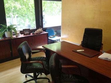Una habitación con una mesa y sillas y una ventana.