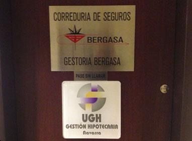 Un cartel que dice correduría de seguros.
