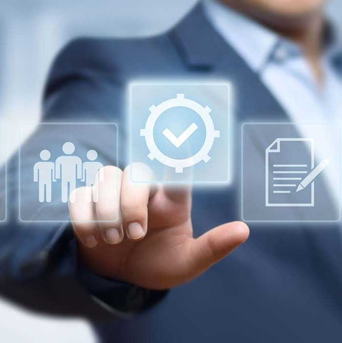 Un hombre con traje está presionando un botón en una pantalla.