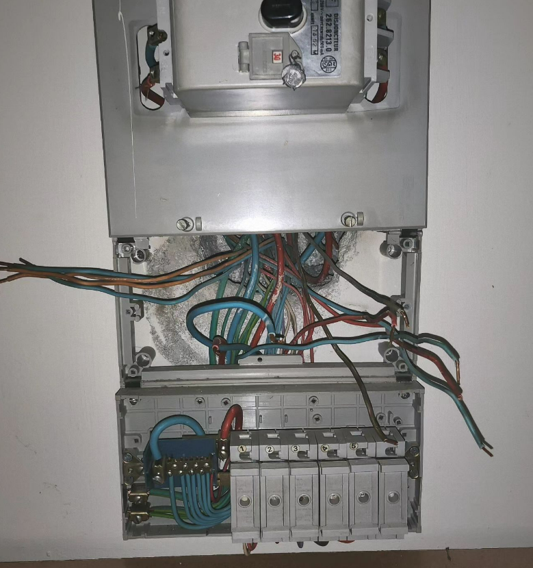 Compteur ancien à mettre aux normes, câblage à refaire, projet Nîmes