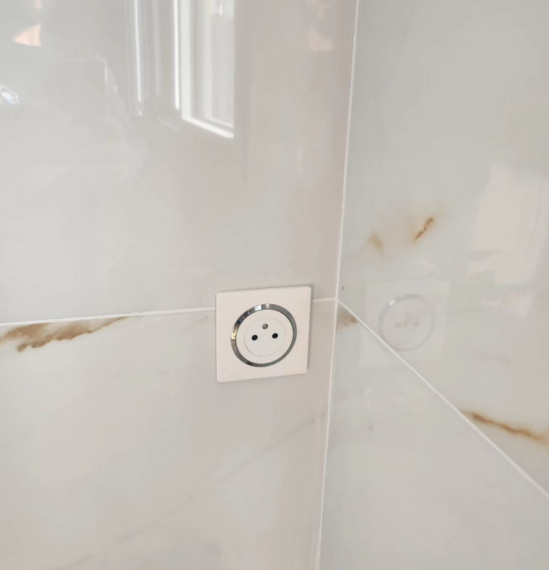 Prise électrique sur un mur en marbre