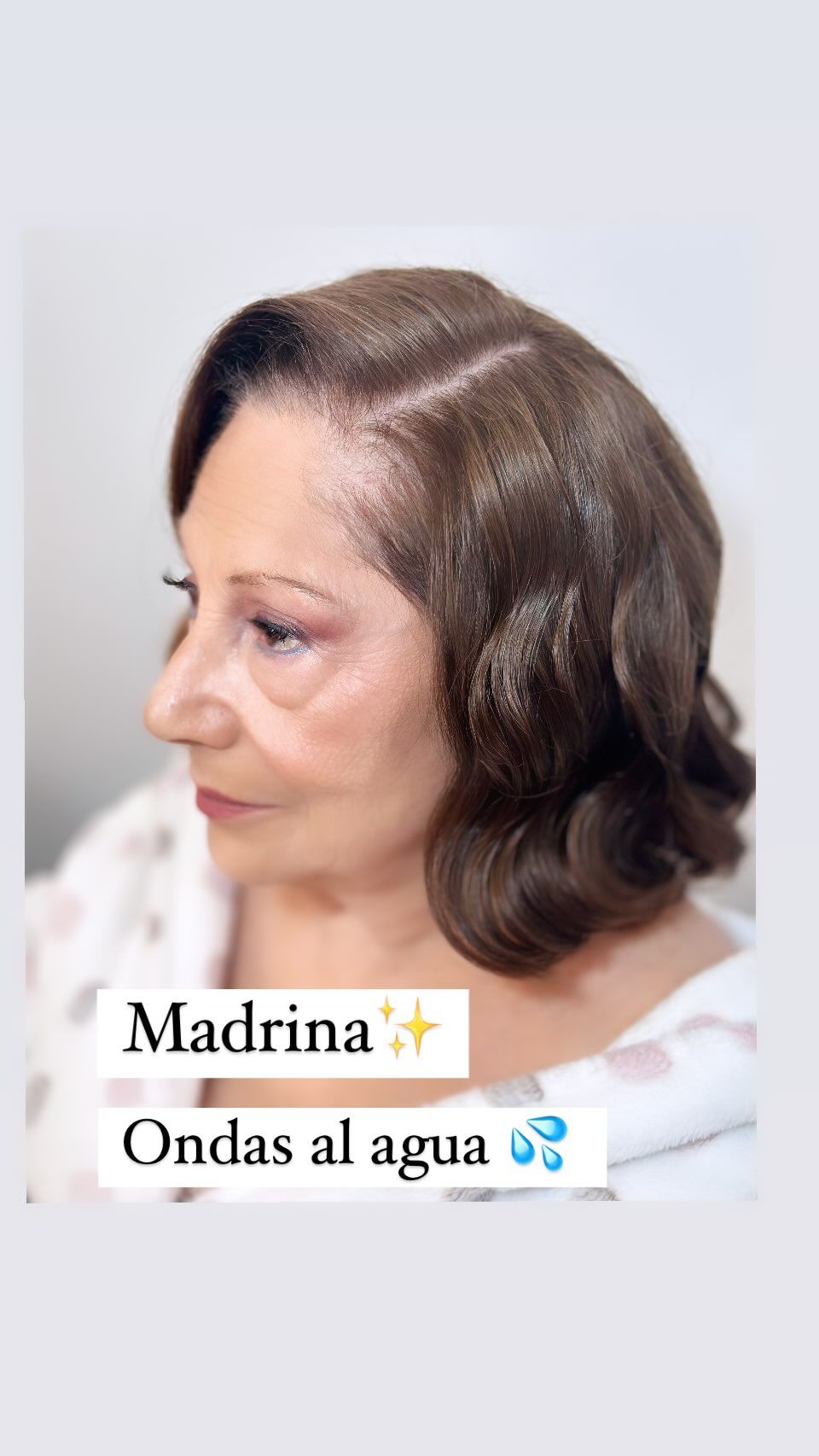 Mujer con cabello castaño ondulado, peinado con raya al lado. El texto dice 