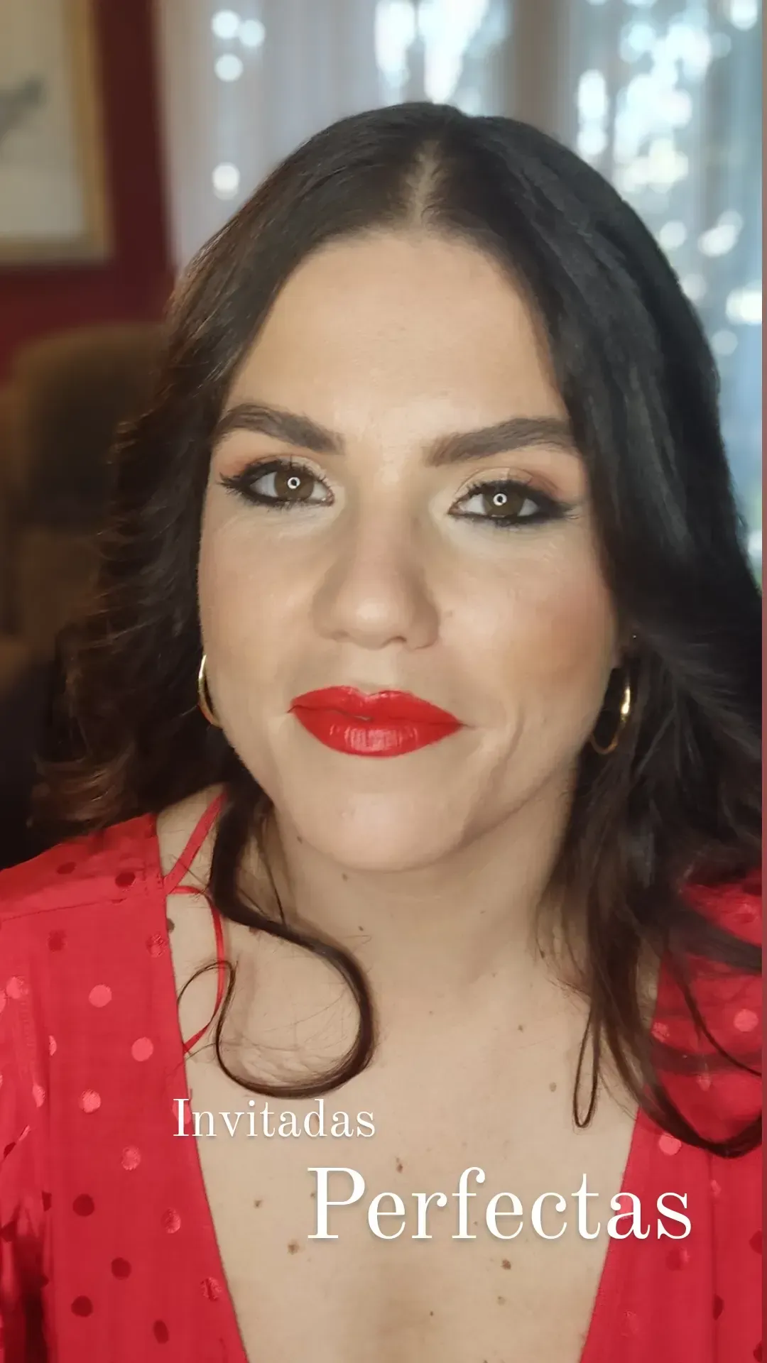 Mujer con lápiz labial rojo intenso y maquillaje de ojos, con un vestido rojo, el texto dice 