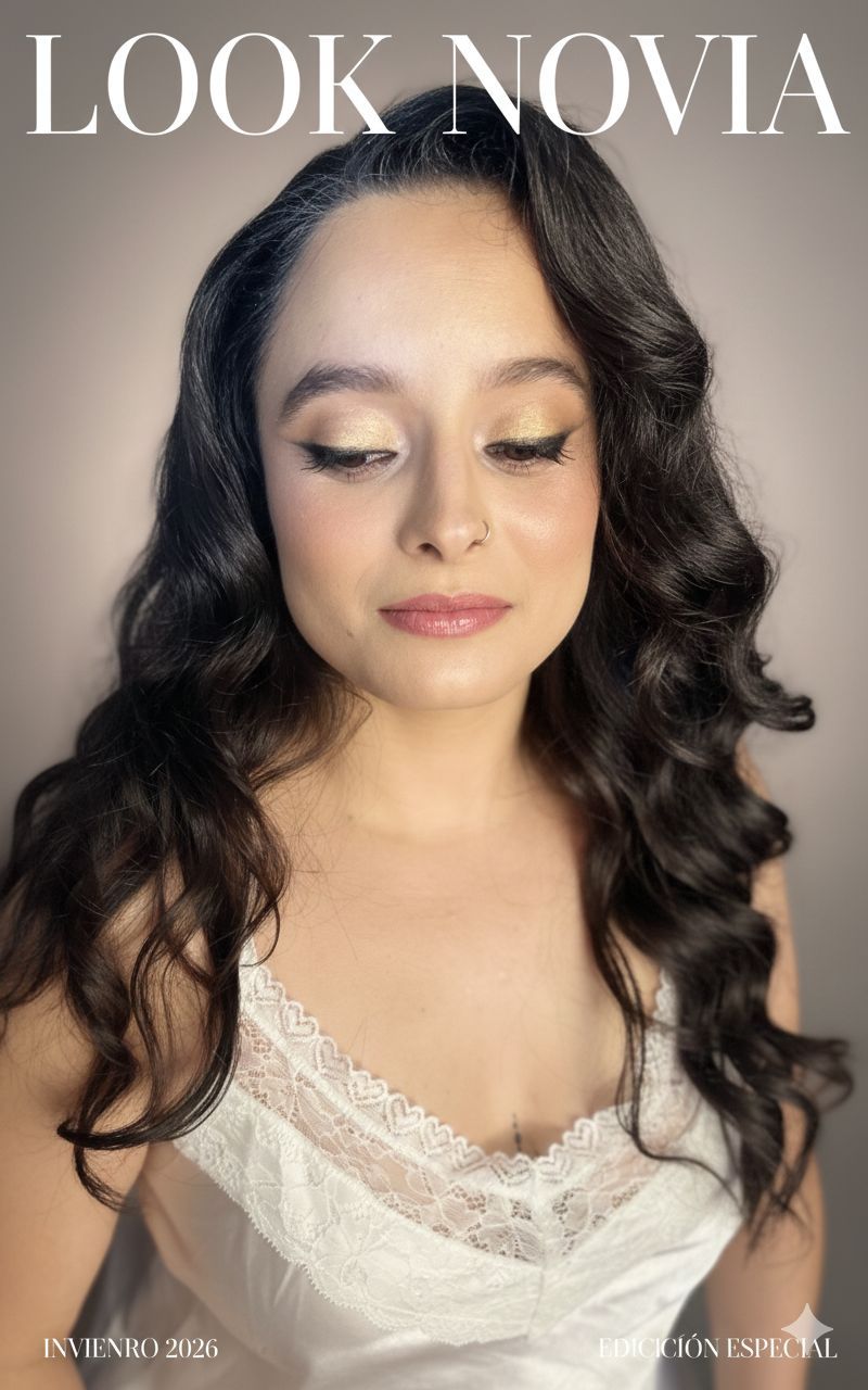 Mujer maquillada y cabello ondulado, vistiendo un top blanco con encaje, texto 
