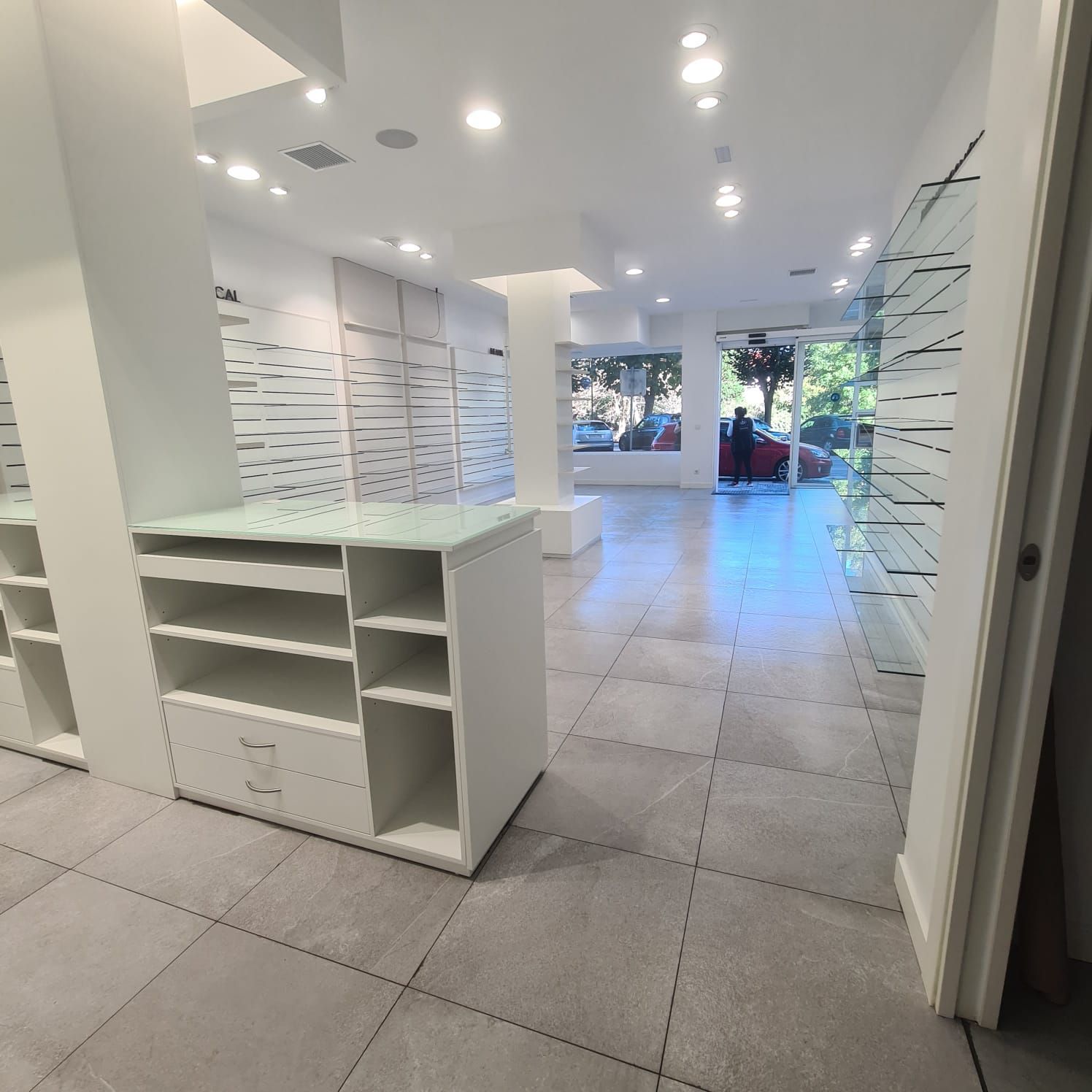 Una habitación grande con muchos estantes y cajones.