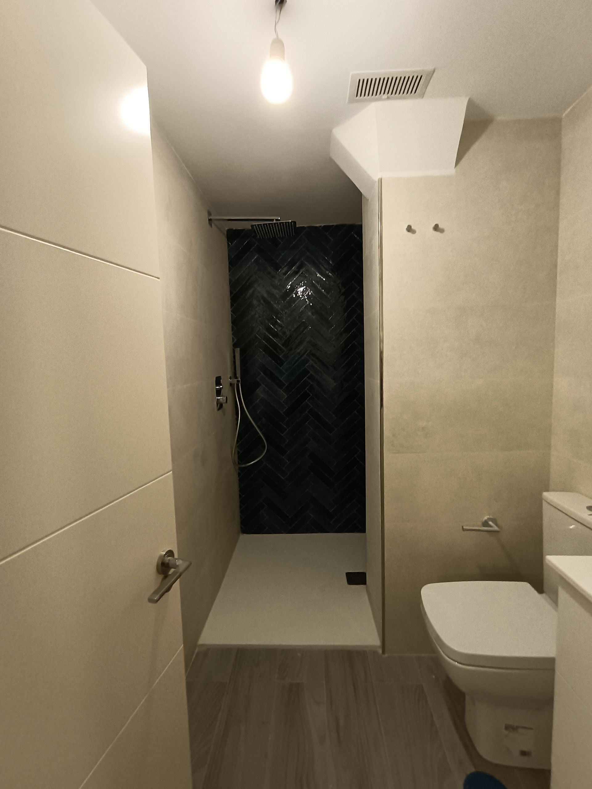 Un baño con inodoro y ducha