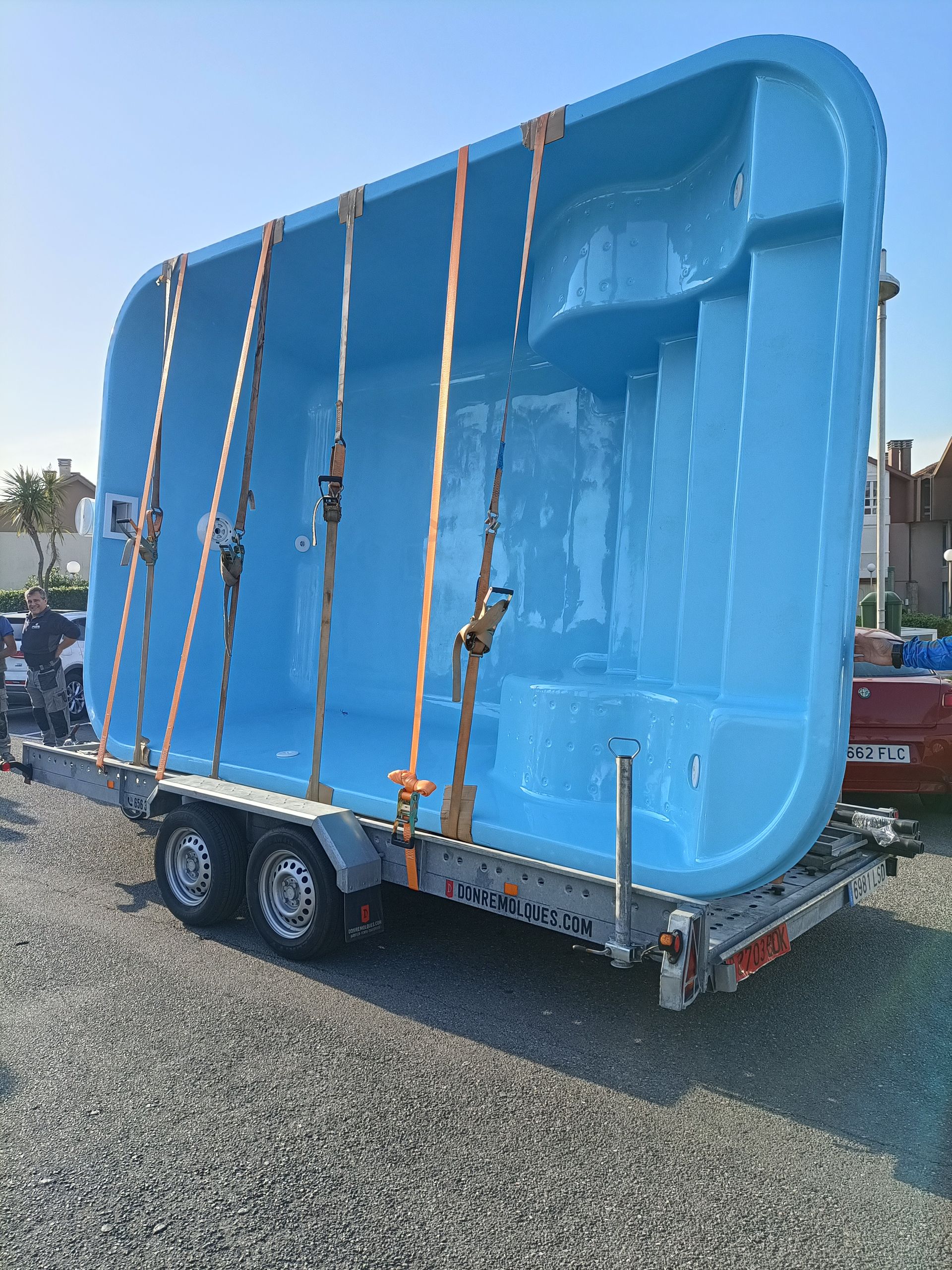Una gran piscina azul está en un remolque