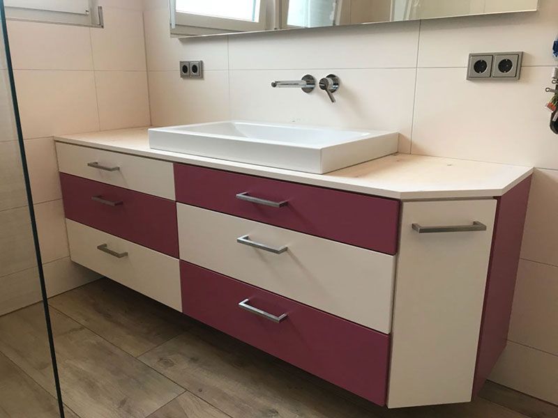 Waschtheke in Rot und Weiss