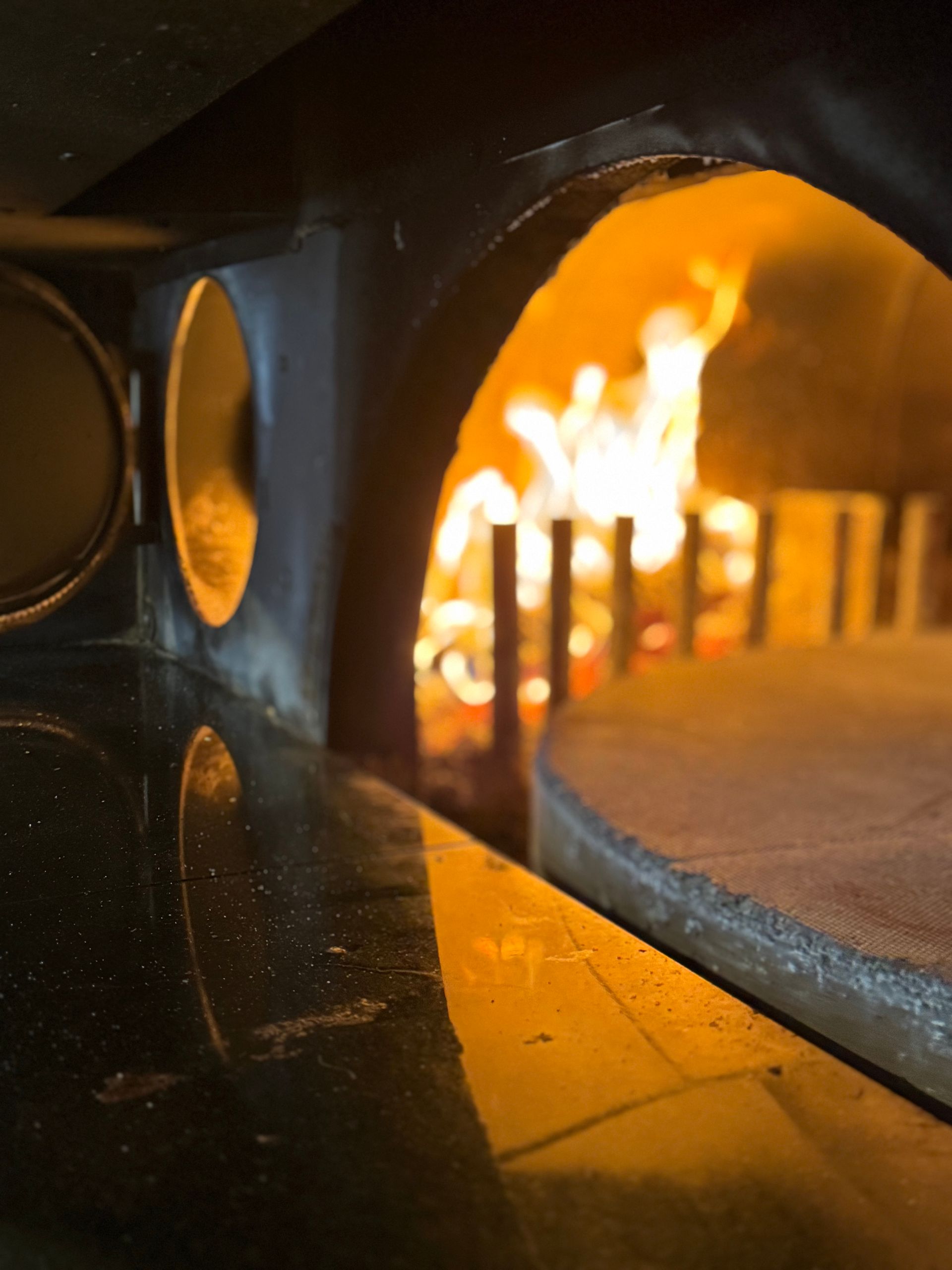 Un four au feu de bois vide.