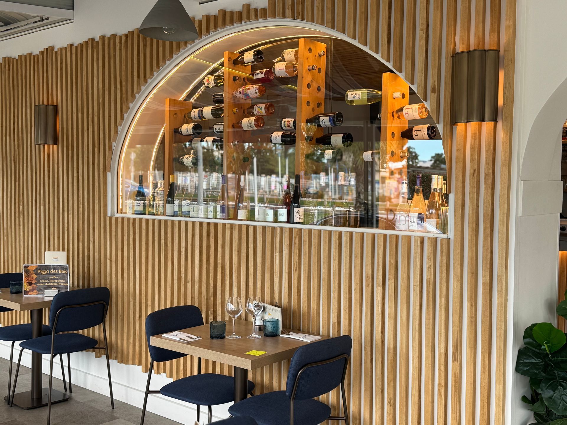 Des bouteilles de vin.