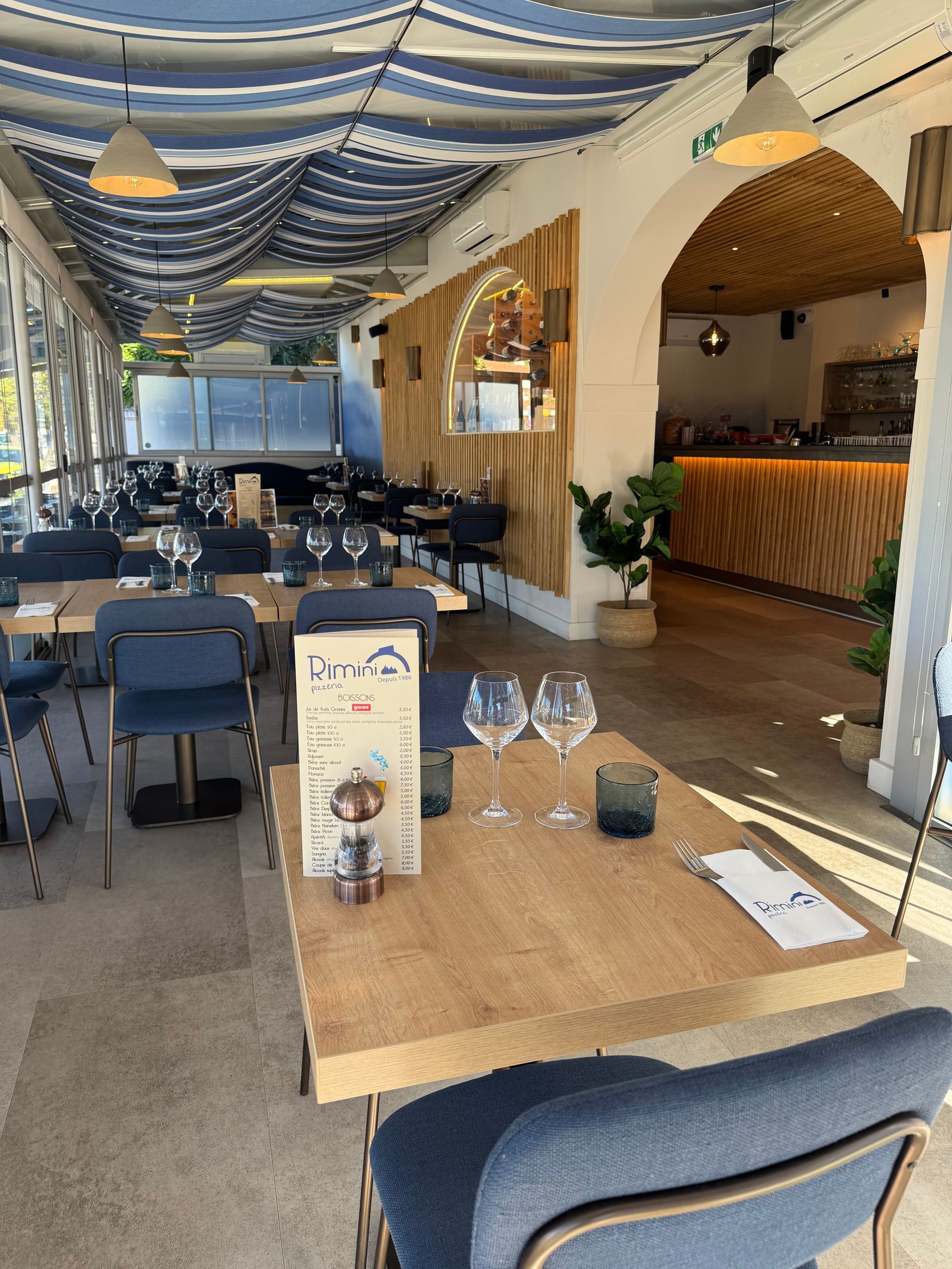 Une table de restaurant avec un menu.