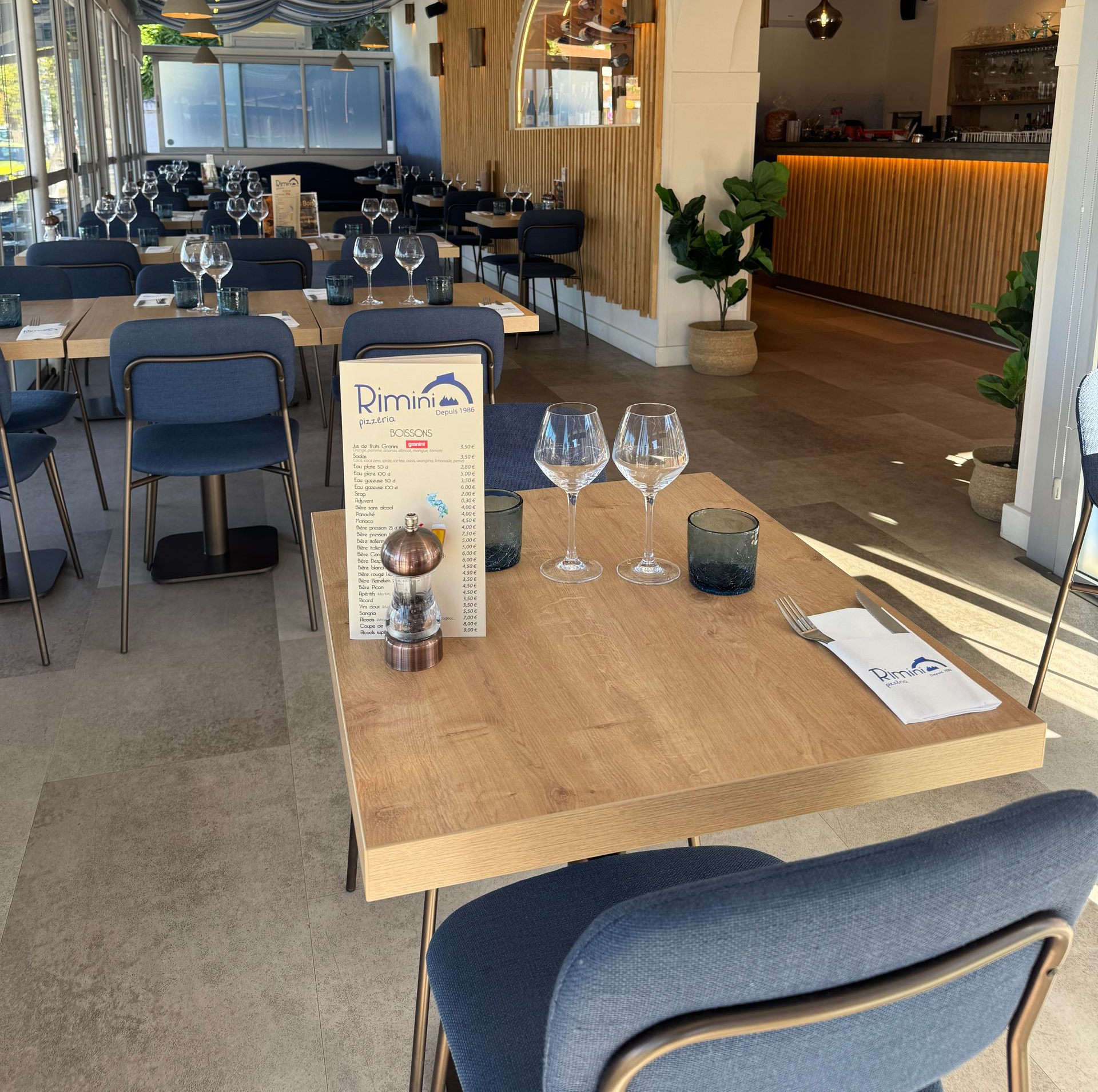 Une table de Pizzeria Rimini.