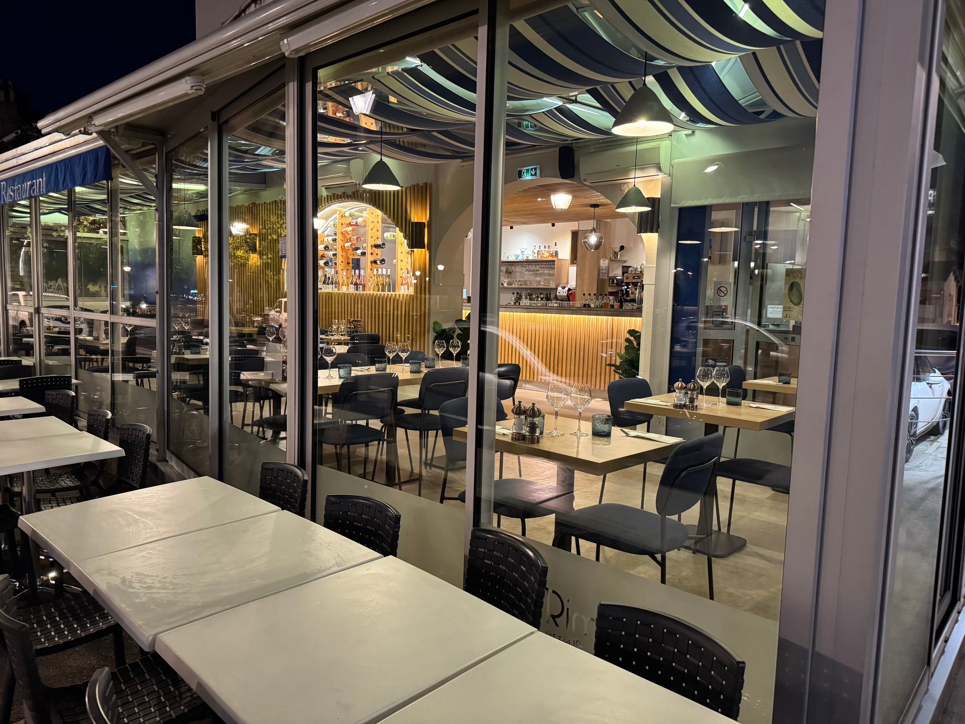 La baie vitrée du restaurant.