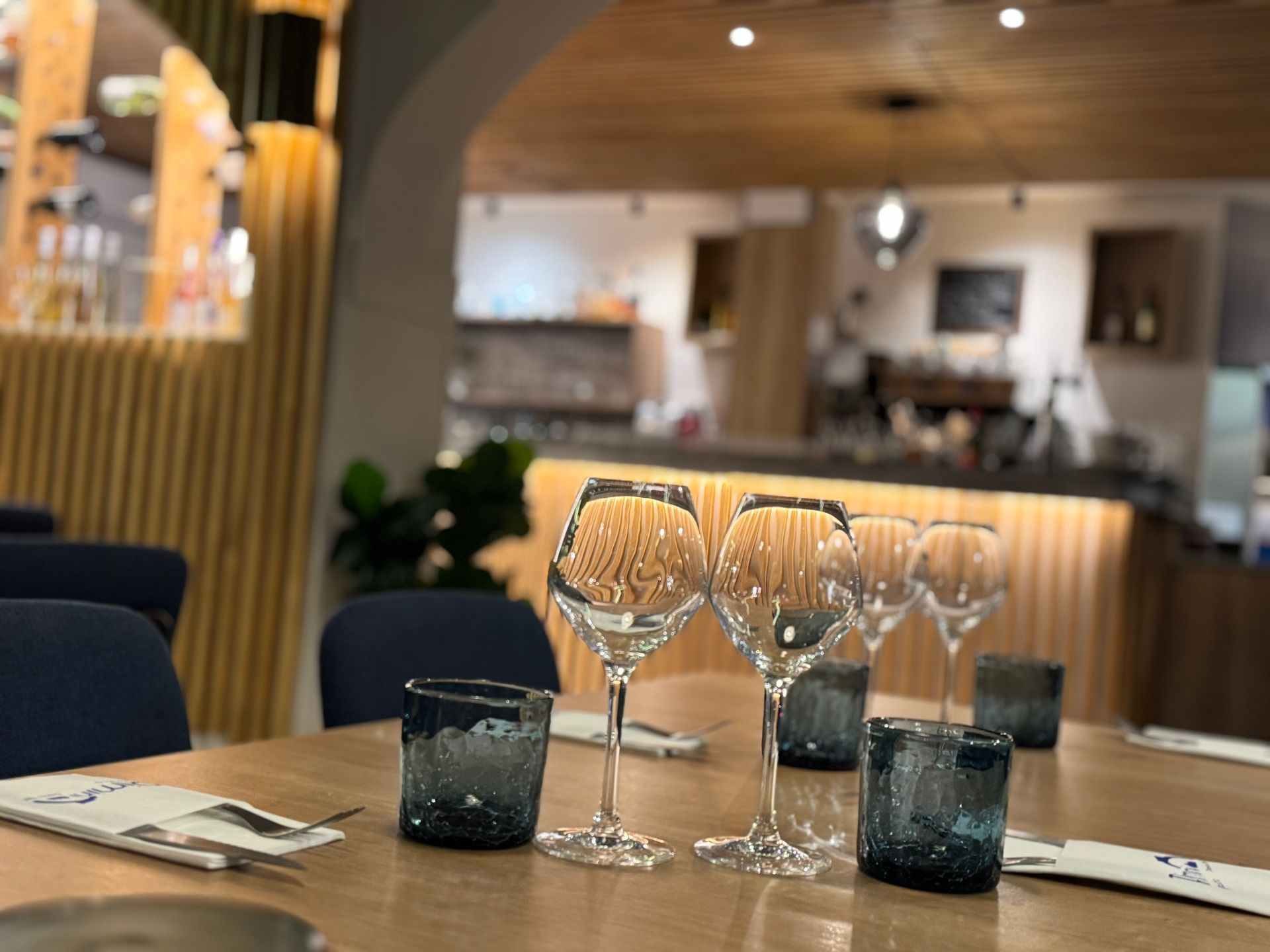 Des verres sur une table.