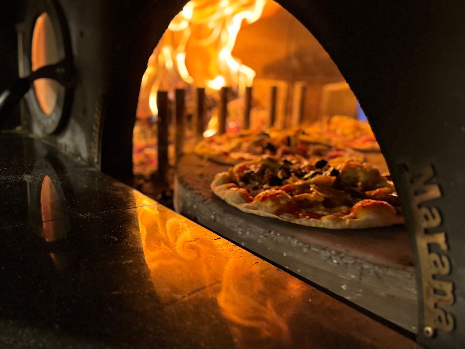 Une pizza en gros plan avec de la roquette.