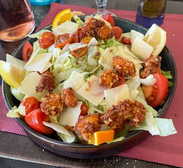 Une salade aux croquettes de poulet.