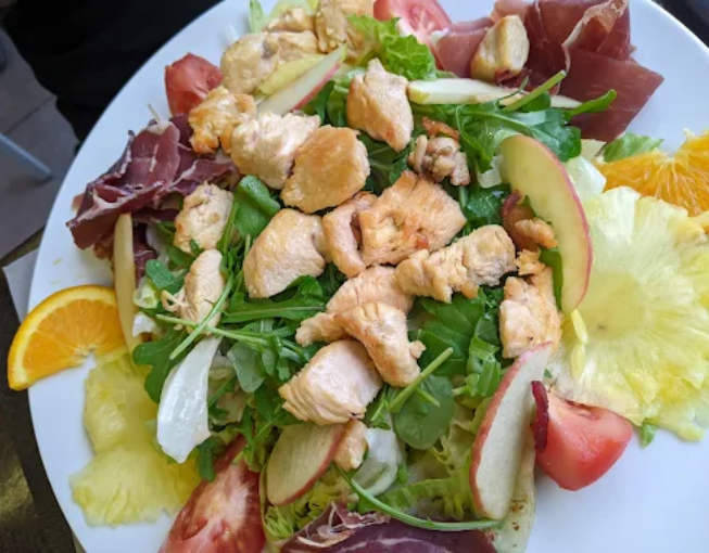 Une salade de poulet.