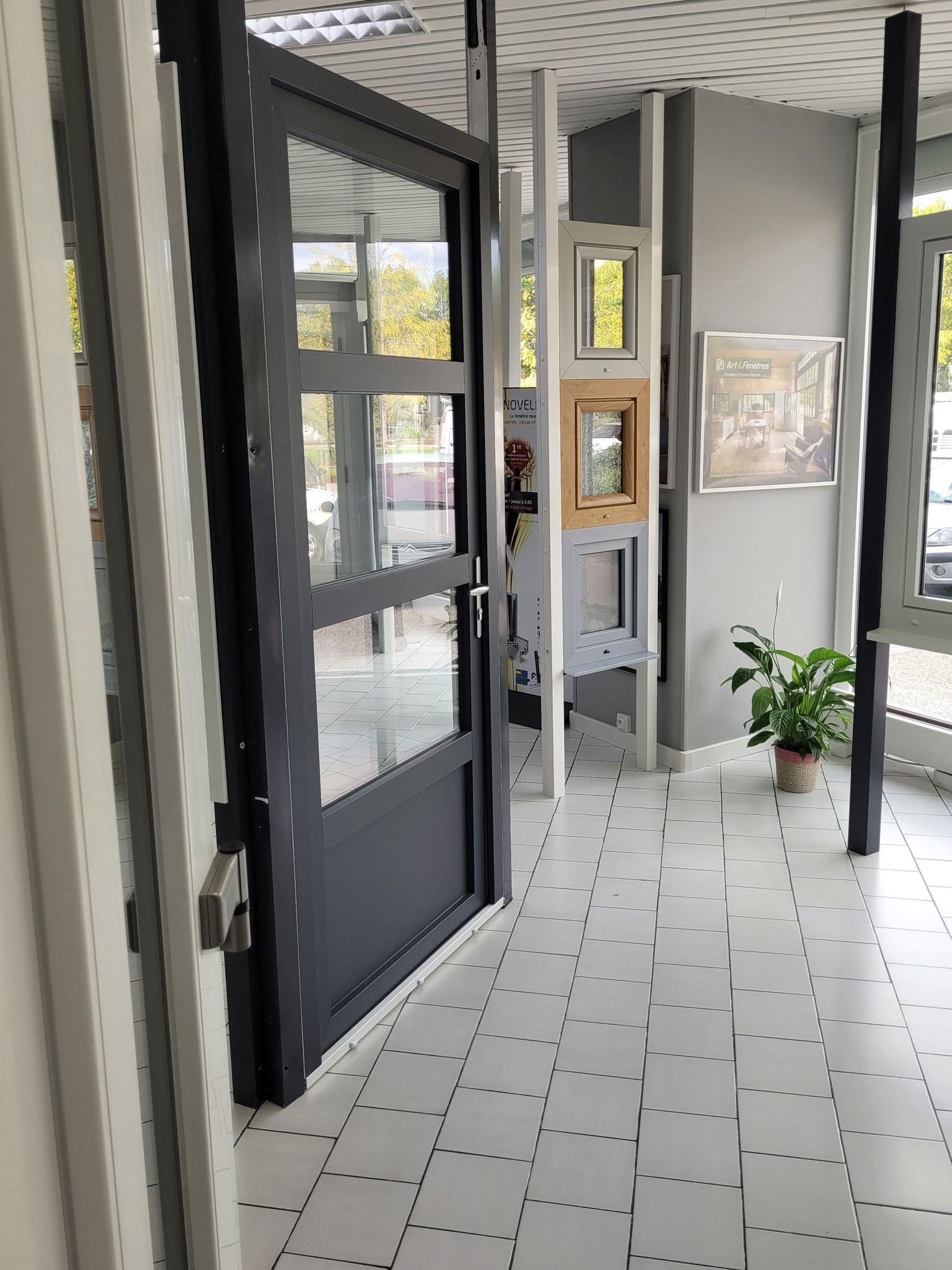 Plusieurs portes intérieures en exposition dans un show-room.