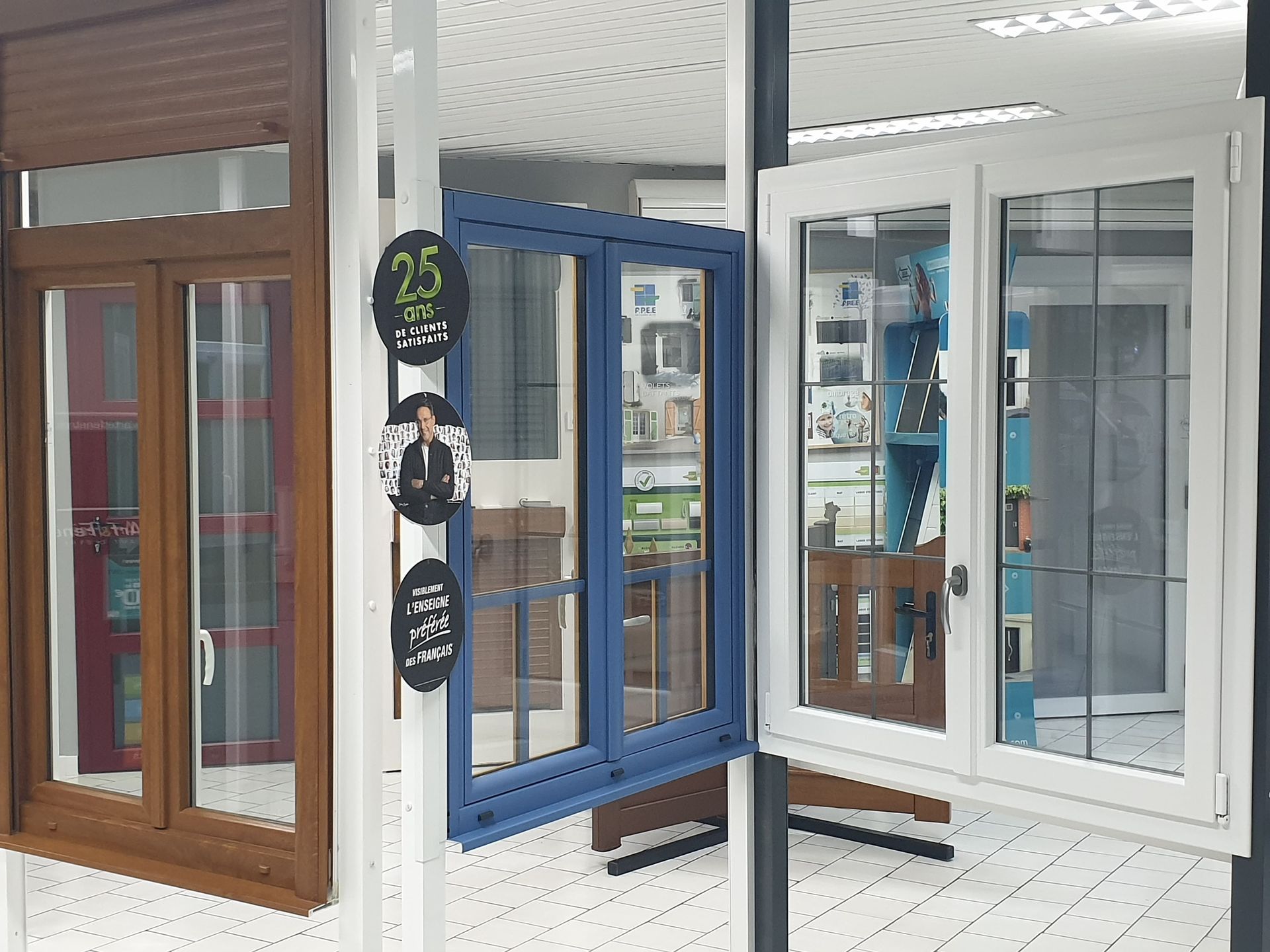 Affichage de divers cadres de fenêtres de couleurs marron, bleu et blanc.