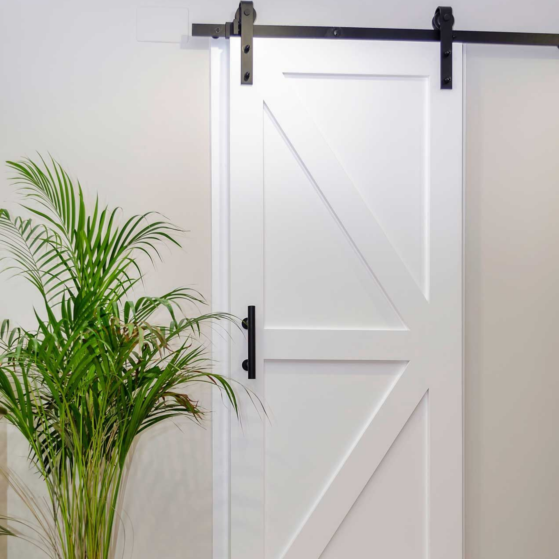 Porte intérieure blanche à galandage.