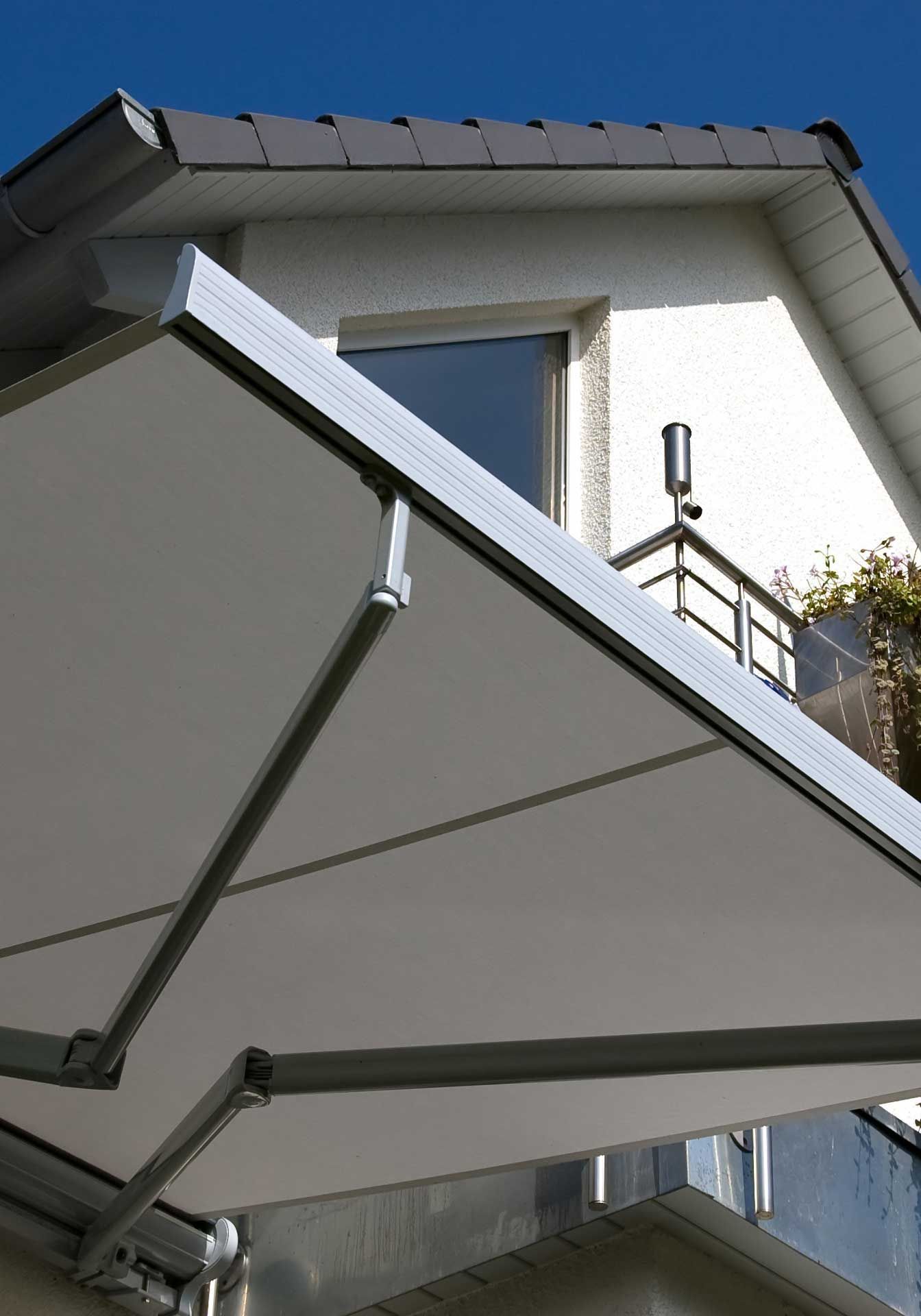 Store banne avec les bras articulés.