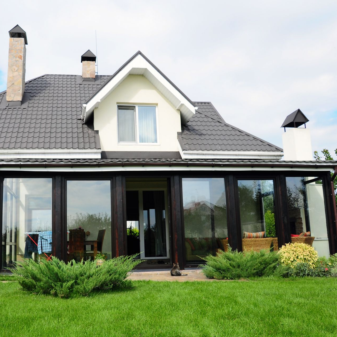 Maison individuelle avec une véranda devant.