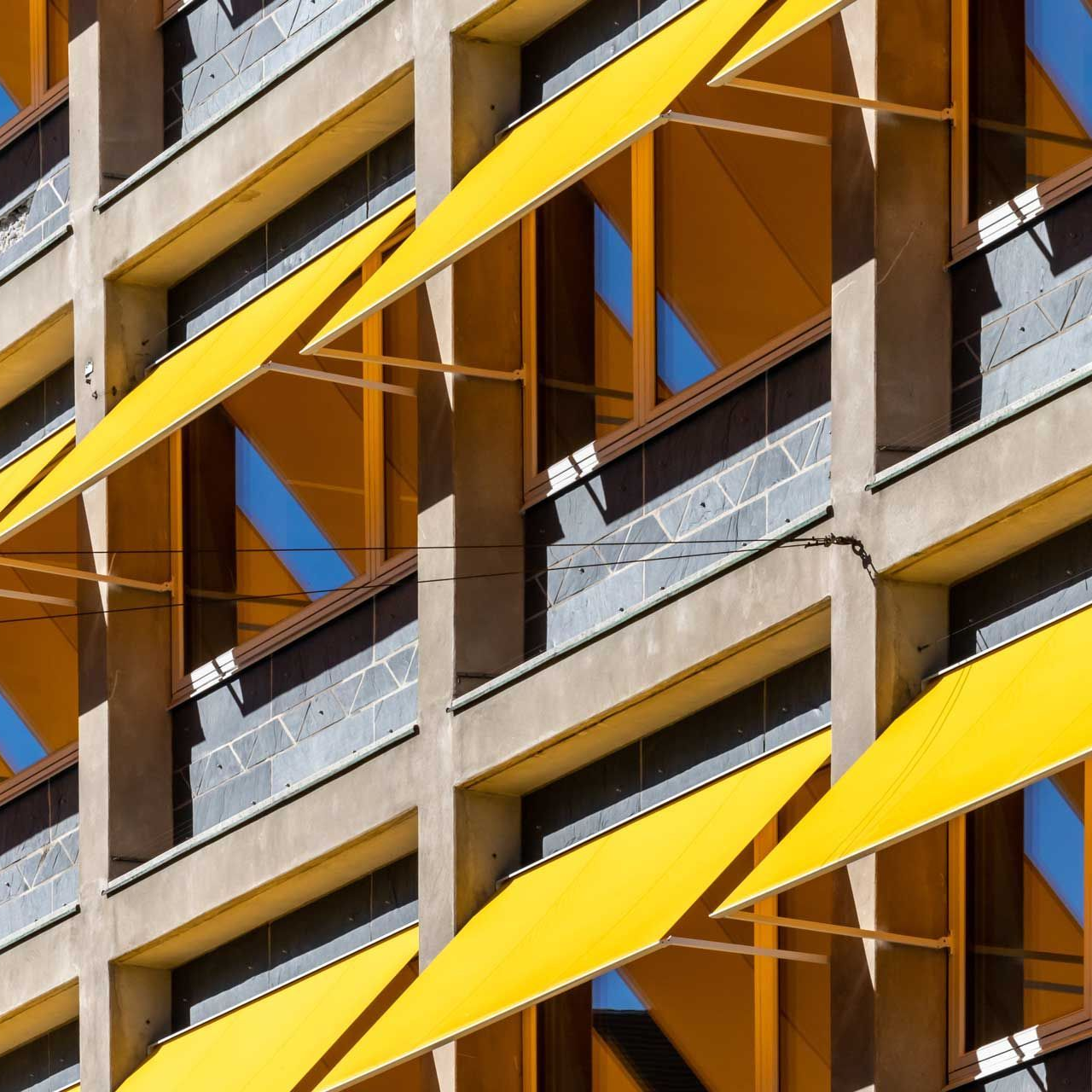 Stores à projection installés sur la façade d'un immeuble.