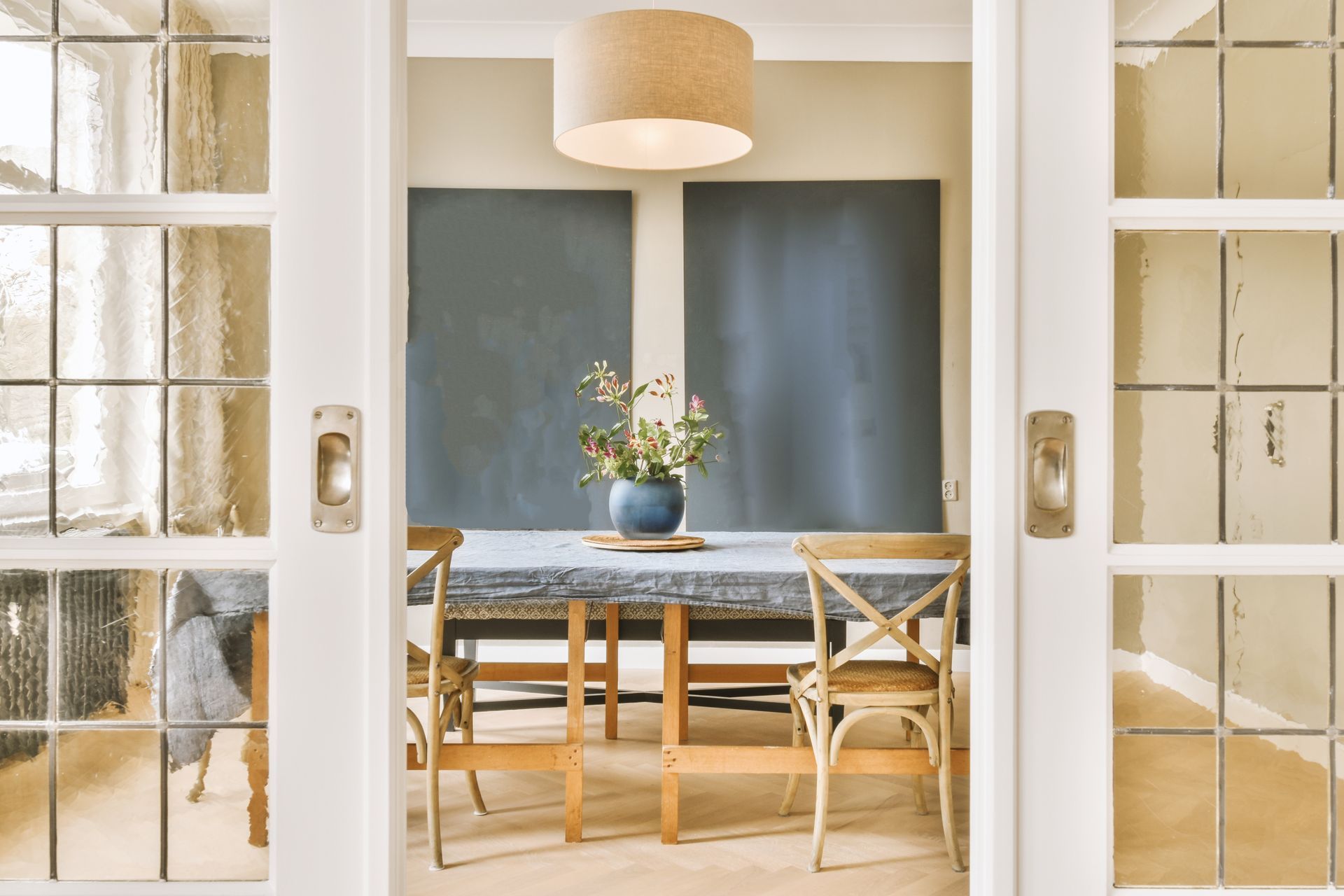 Salle à manger à travers des portes vitrées.