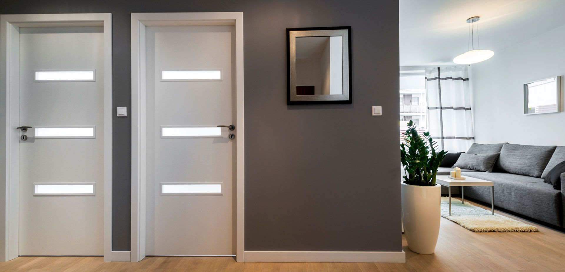 Porte intérieure et le mur gris.