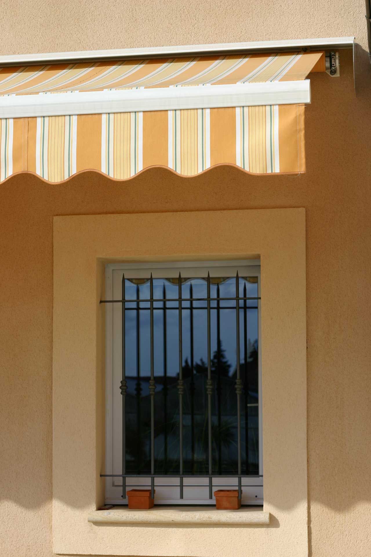 Store au-dessus d'une fenêtre.