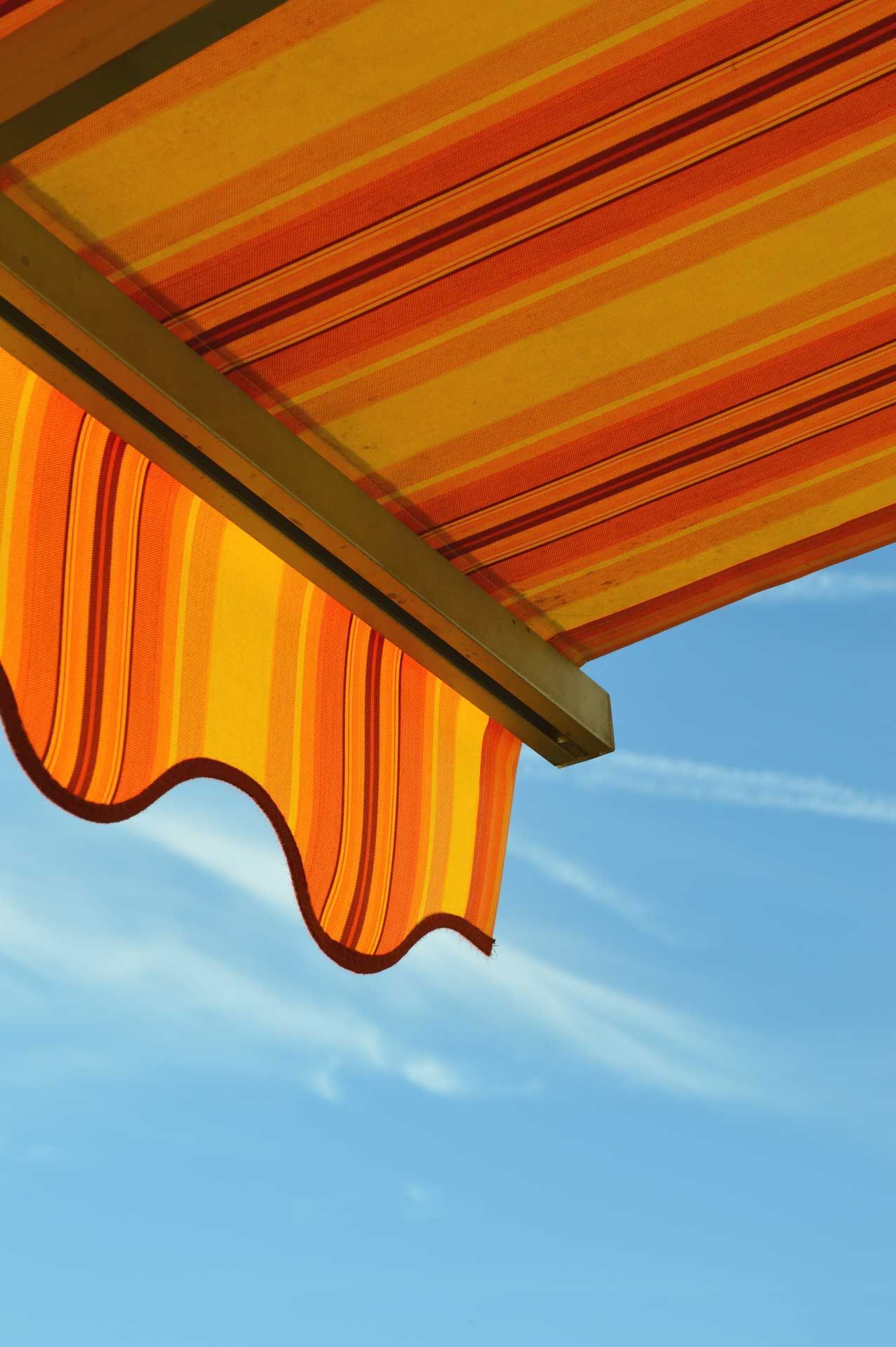 Gros plan sur un détail de store banne.