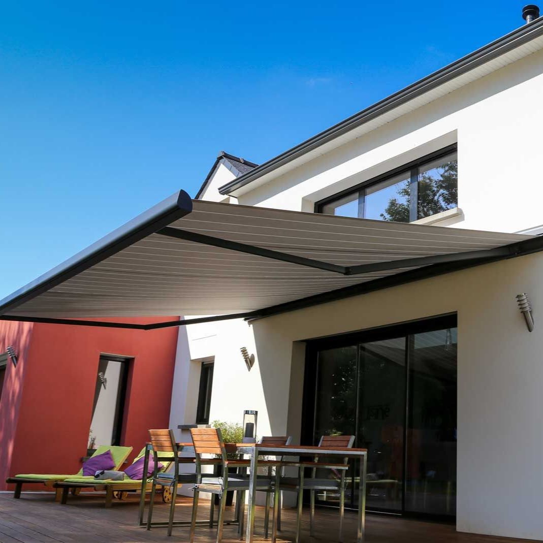 Store banne installé sur la façade d'une maison.