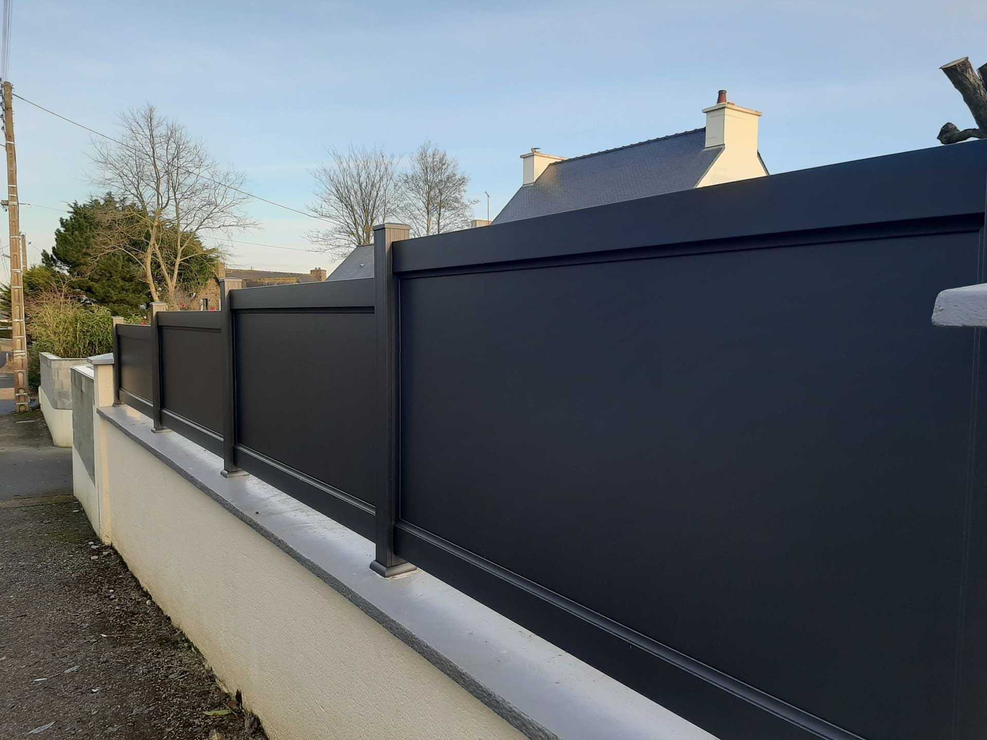 Clôture en aluminium.