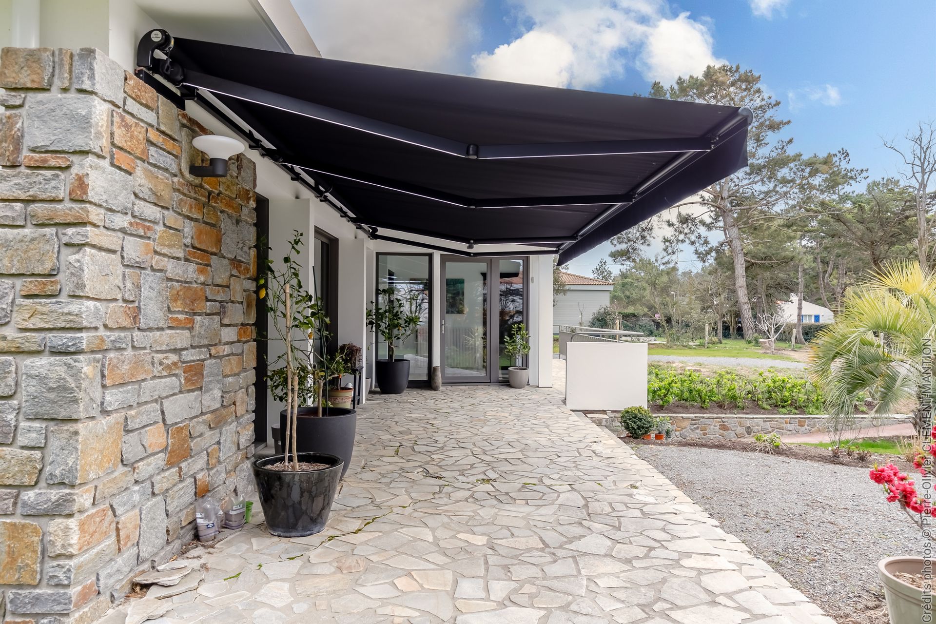 Store banne installé au-dessus d'une terrasse.