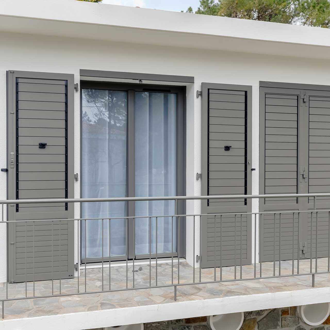 Volets battants installés sur la façade d'une maison.