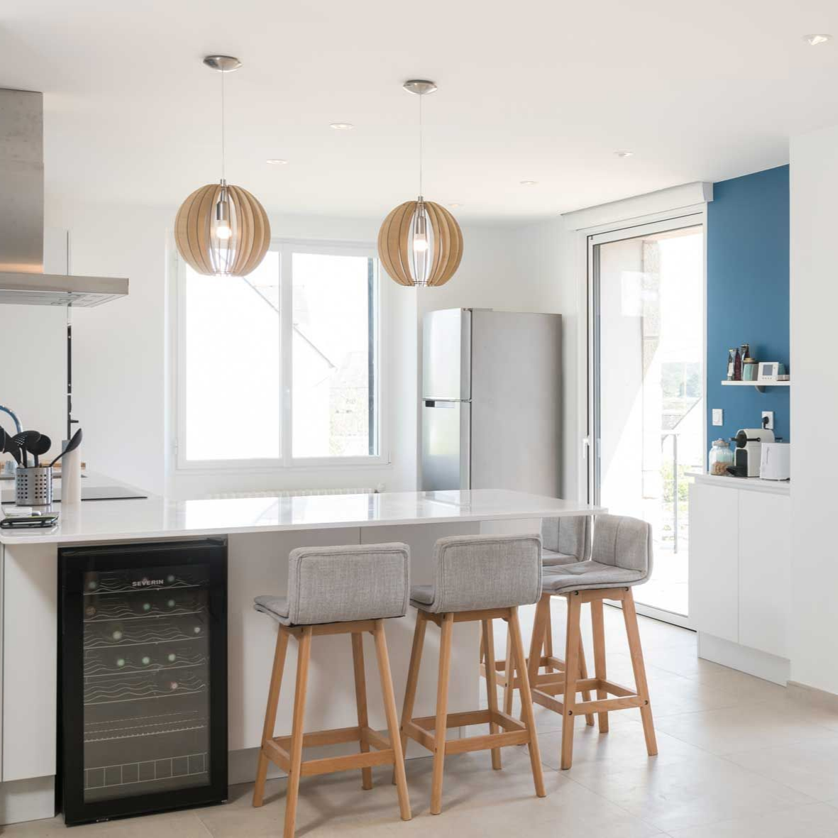 Cuisine d'une maison au design épuré avec les fenêtres et portes-fenêtres.