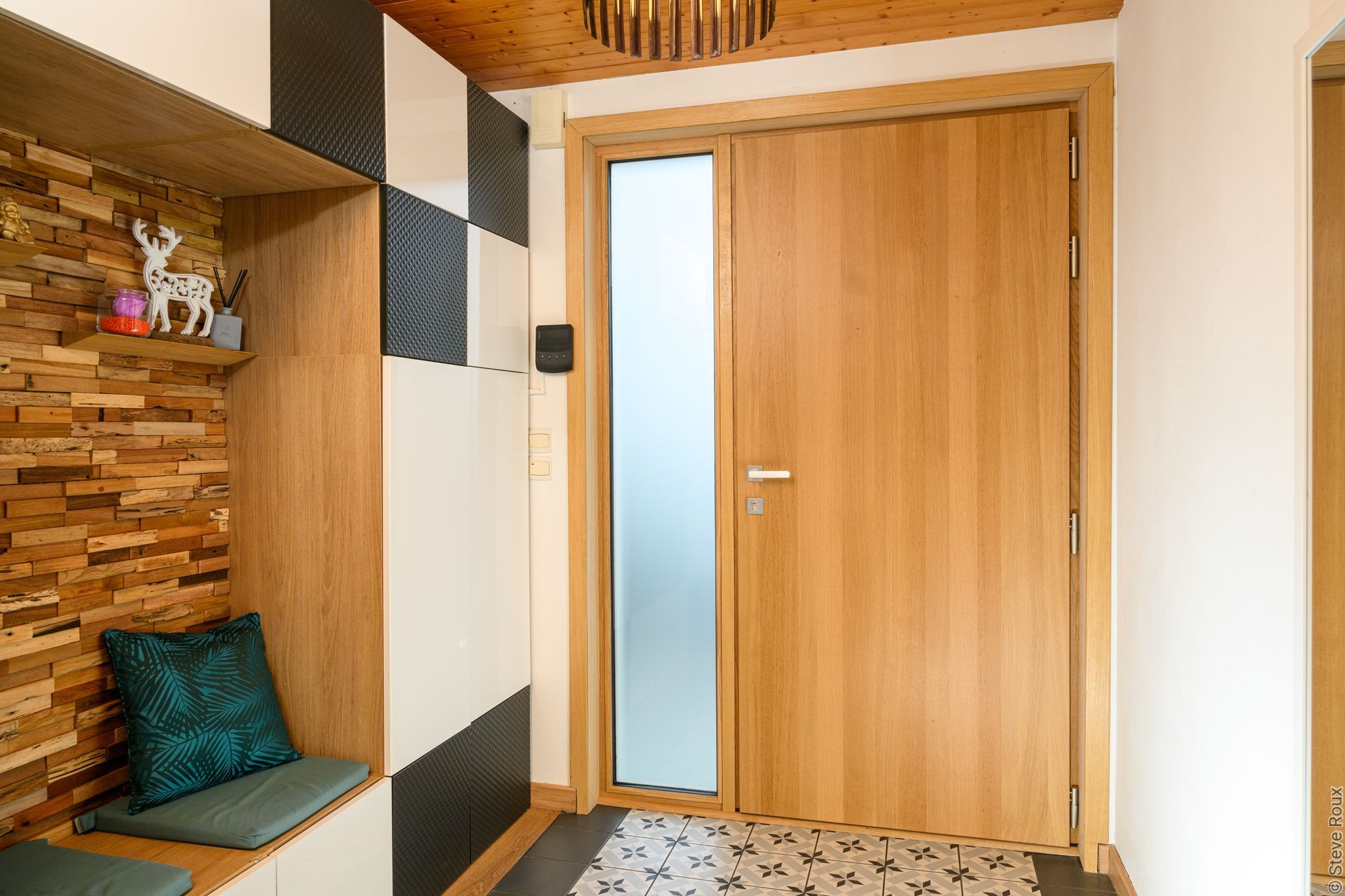 Porte d'entrée en bois avec le vitrage.