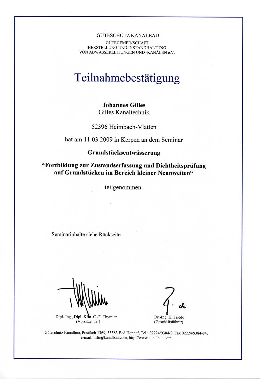 Eine blau-weiße Urkunde mit einer Unterschrift darauf