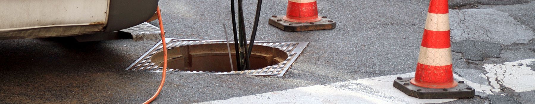 Ein Kanaldeckel wird mit Wasser gefüllt.