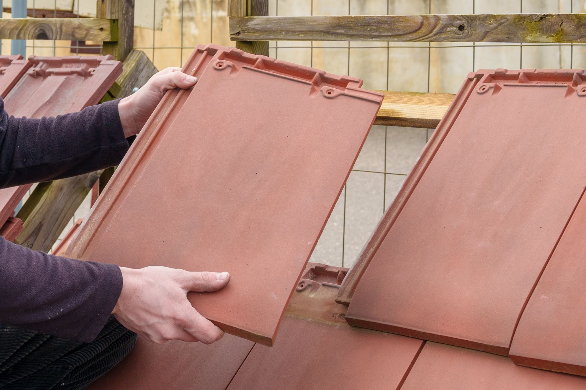 Une personne tient une tuile