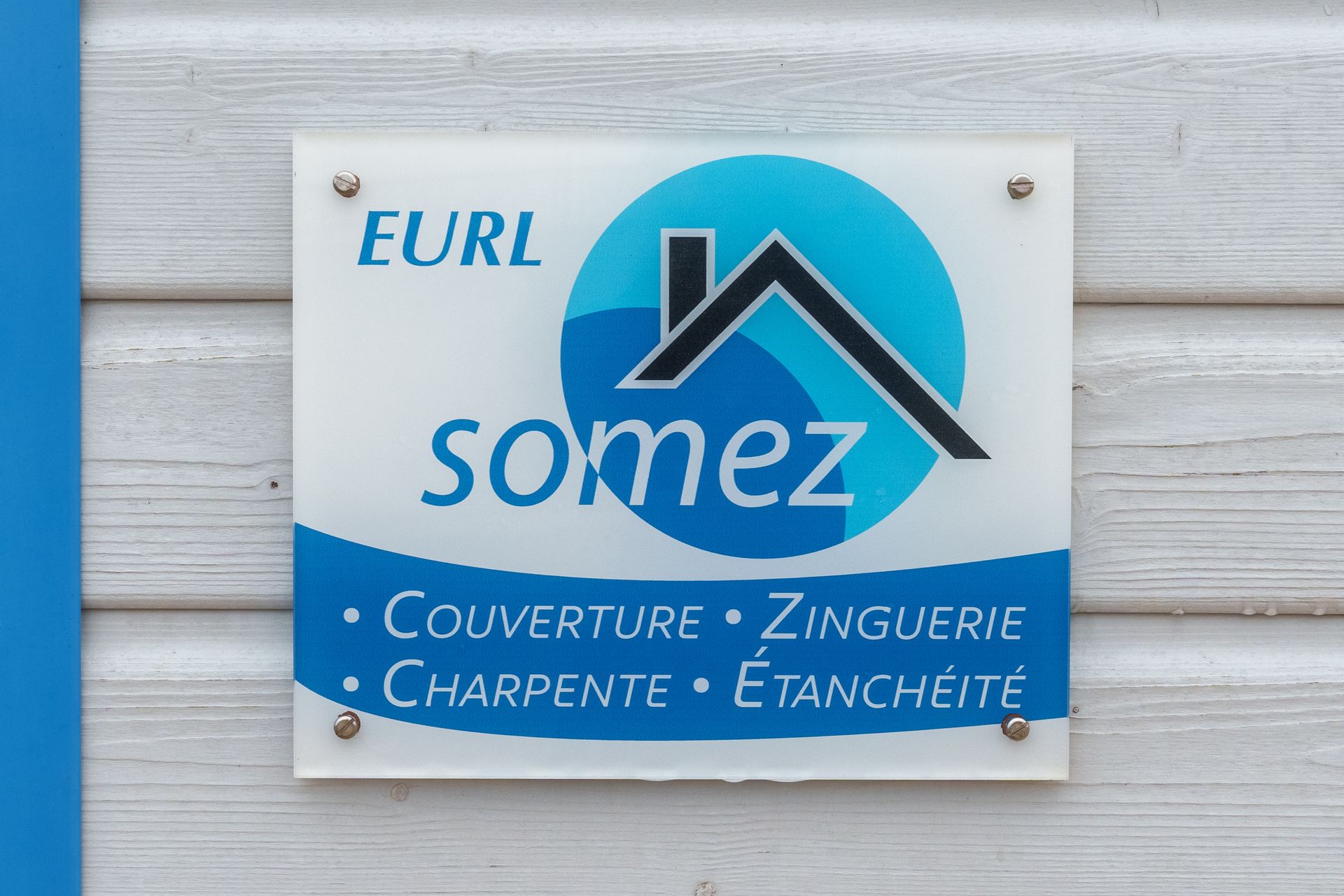 Une plaquette avec le logo de l'entreprise SOMEZ