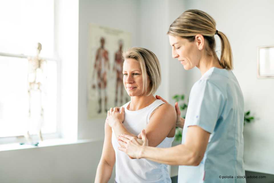 Mitarbeiterin von Physiotherapie Susann Schröter macht mit einer Patientin Schulter- und Armübungen