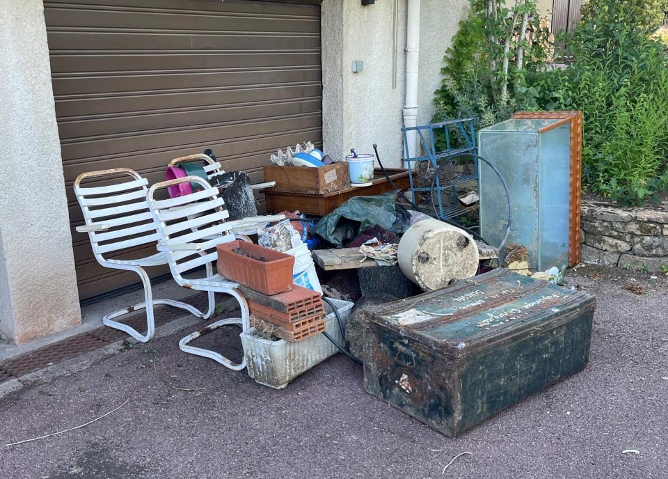 Déchets de particuliers en sortie de garage