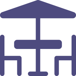 Taula de pati lila amb para-sol i dues cadires.