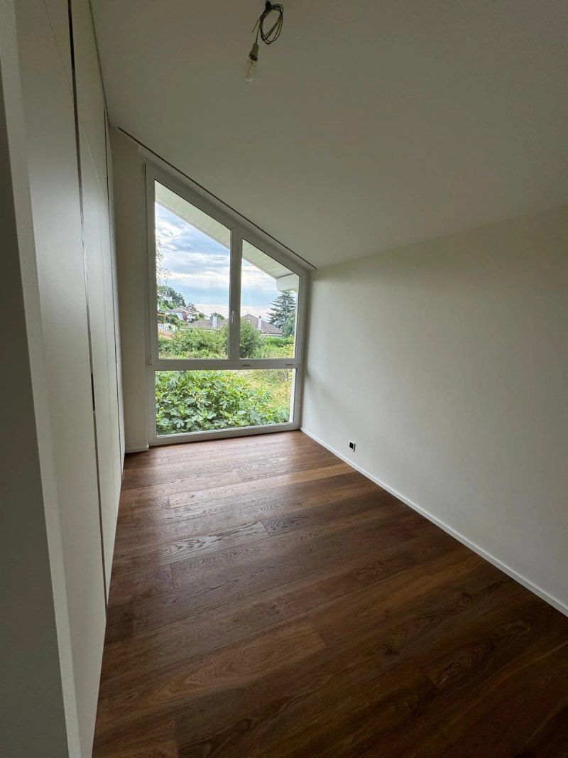 Il y a une grande fenêtre dans le coin de la pièce.