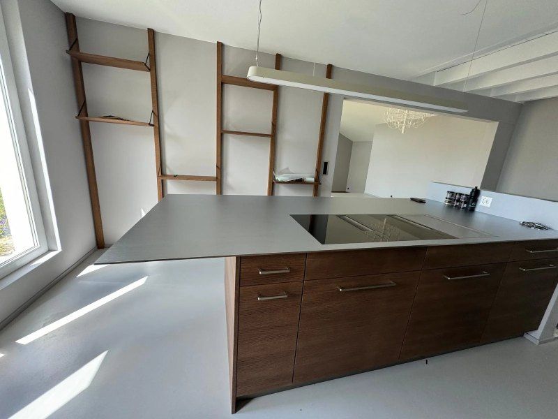 Une cuisine avec des armoires en bois et une cuisinière à four