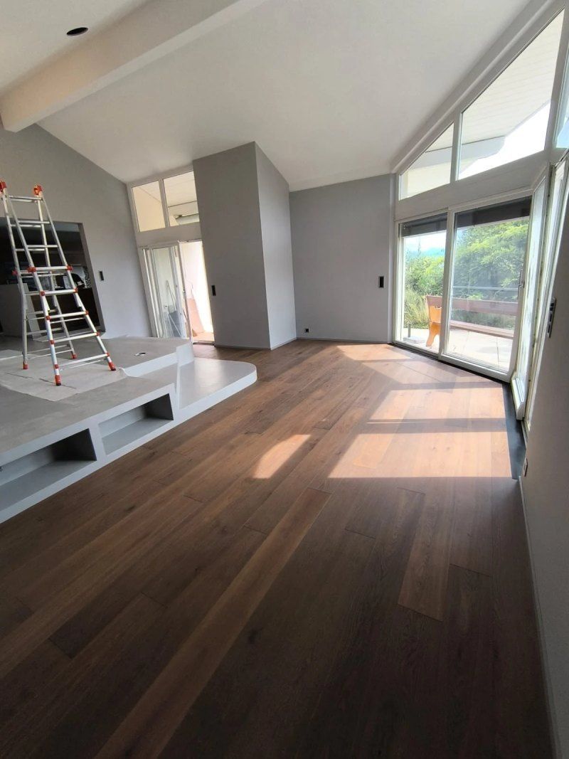 Il y a une échelle au milieu de la pièce.